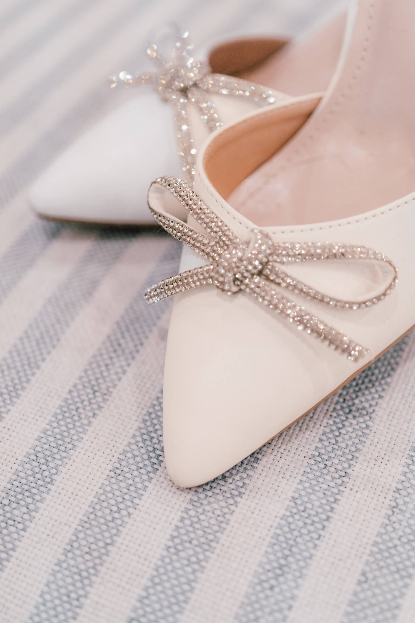 Attention to the small beautiful details of your wedding from head to toe like these classy and timeless additions. Sparkle bride shoes elegant classy bridal glamour bride style #bridaldetails #weddingshoes #smallweddingdetails #brideshoes #weddingattire